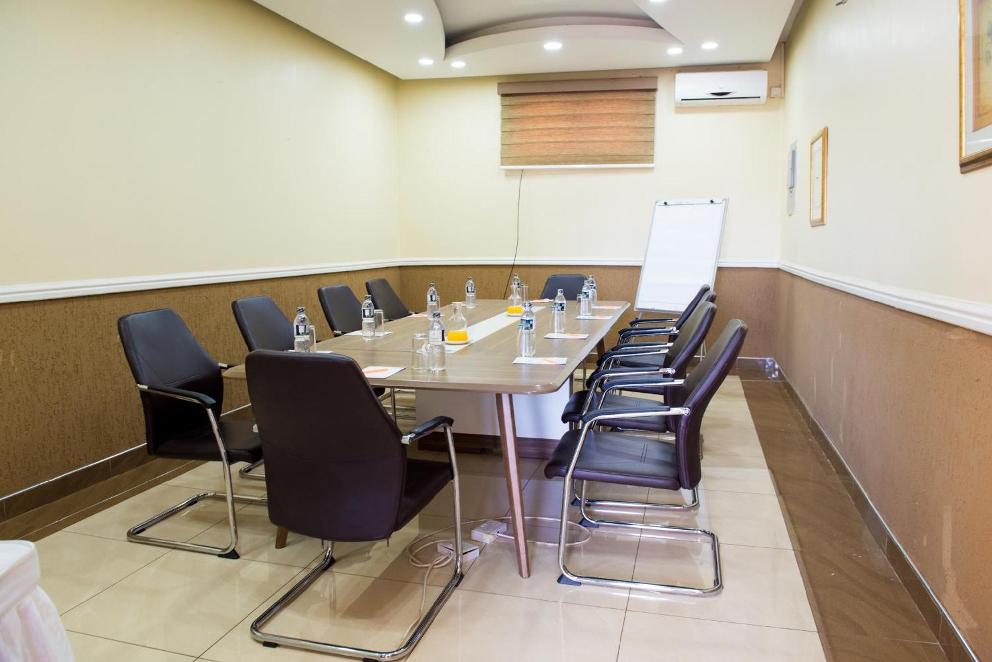 Crossroads Hotel Lilongwe Exterior photo