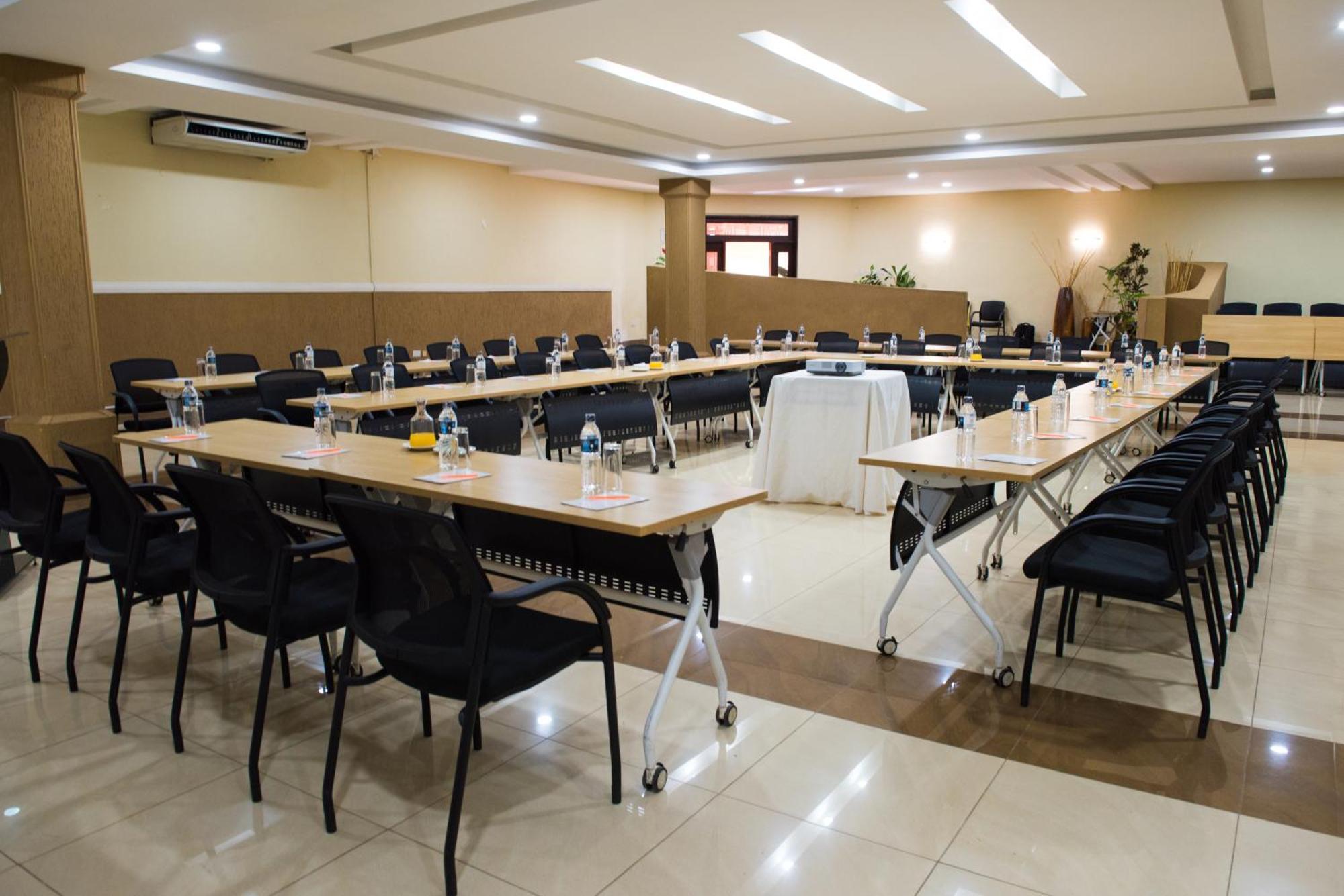 Crossroads Hotel Lilongwe Exterior photo