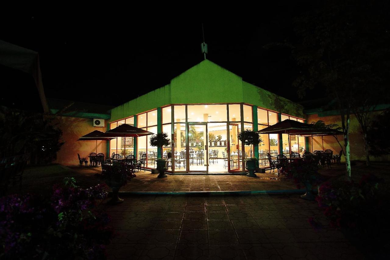 Crossroads Hotel Lilongwe Exterior photo