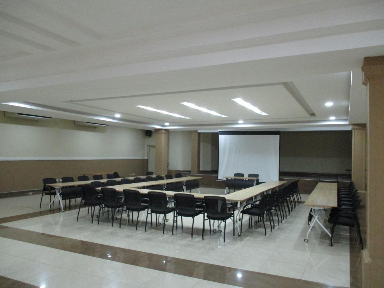 Crossroads Hotel Lilongwe Exterior photo