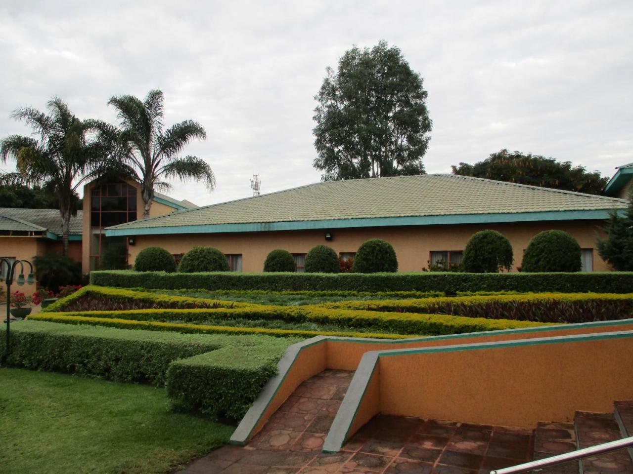 Crossroads Hotel Lilongwe Exterior photo
